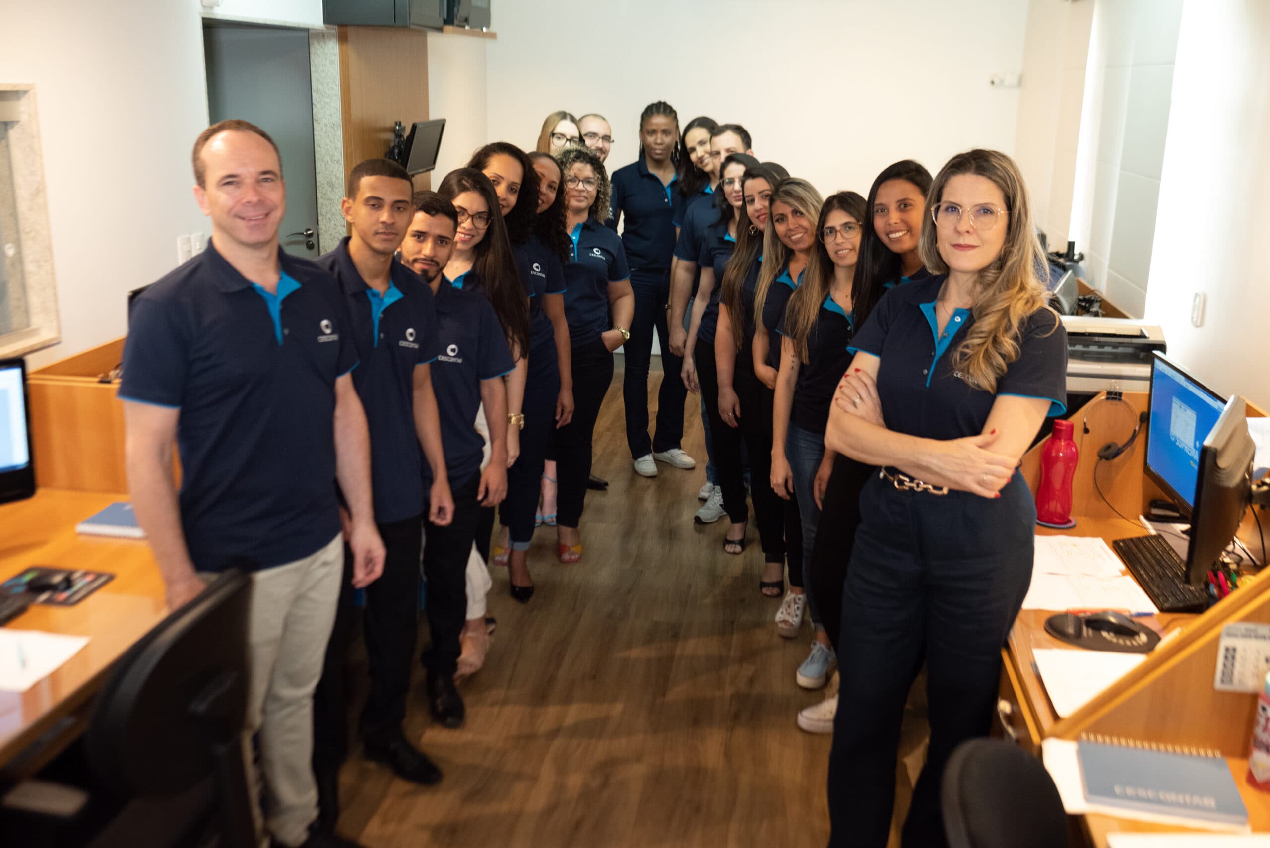Equipe Cescontab reunida na frente do escritório